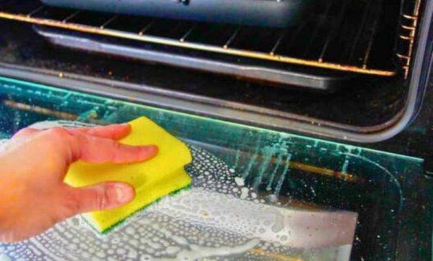 Oven door grease can be ‘naturally’ removed with experts cleaning tips