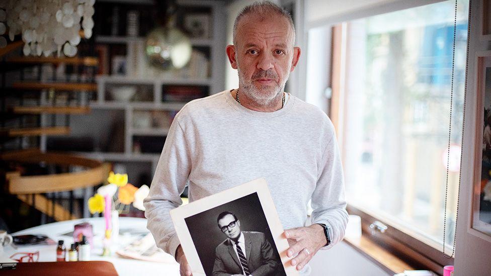 Peter Roderick Reverus A Suitcase's Secret: Uncovering a Lost Family Fortune Under Nazi Rule ...