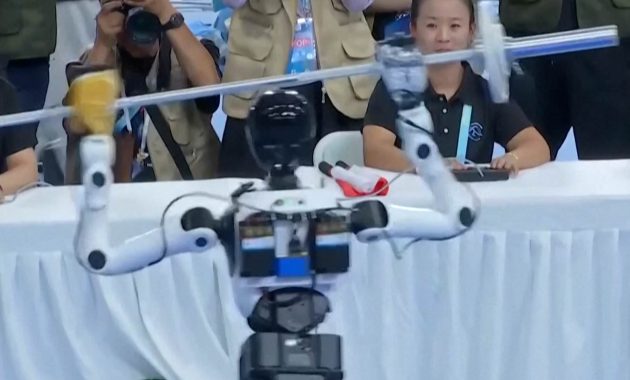 Robot collapses on judges’ table during weightlifting event