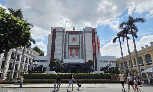 Hanoi studies razing 1985 city hall, other landmark buildings beside Hoan Kiem Lake