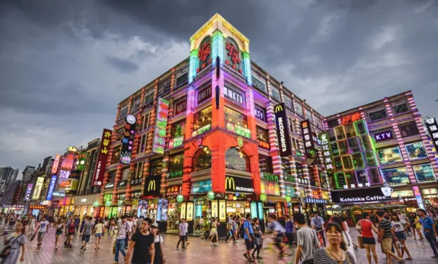 China retailers spruce up stores as price wars persist